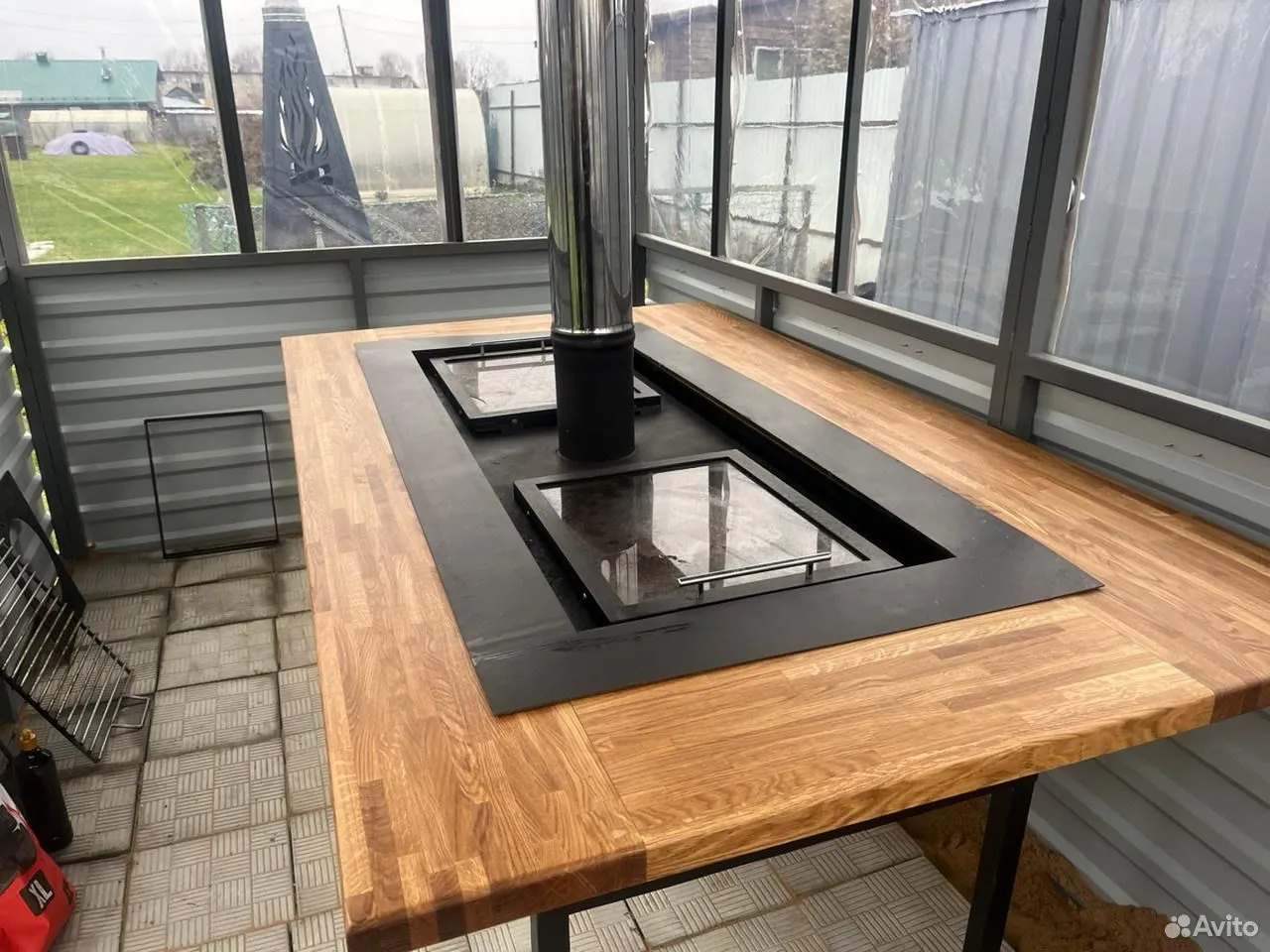 Мангал в столе из фильма Джентельмены